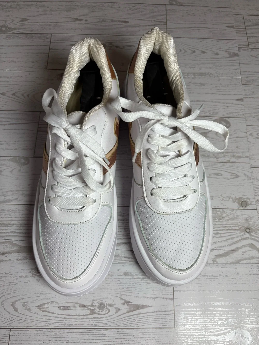 Viva Rose Gold Sneakers size 9 women’s
